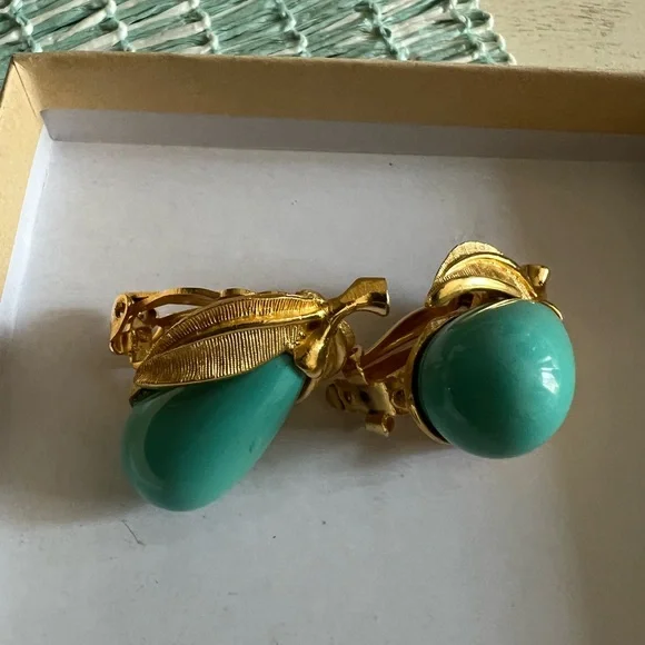 Vintage Pend Clip on Earrings / Pear Shape -Turquoise and Gold Tone! - Picture 11 of 16